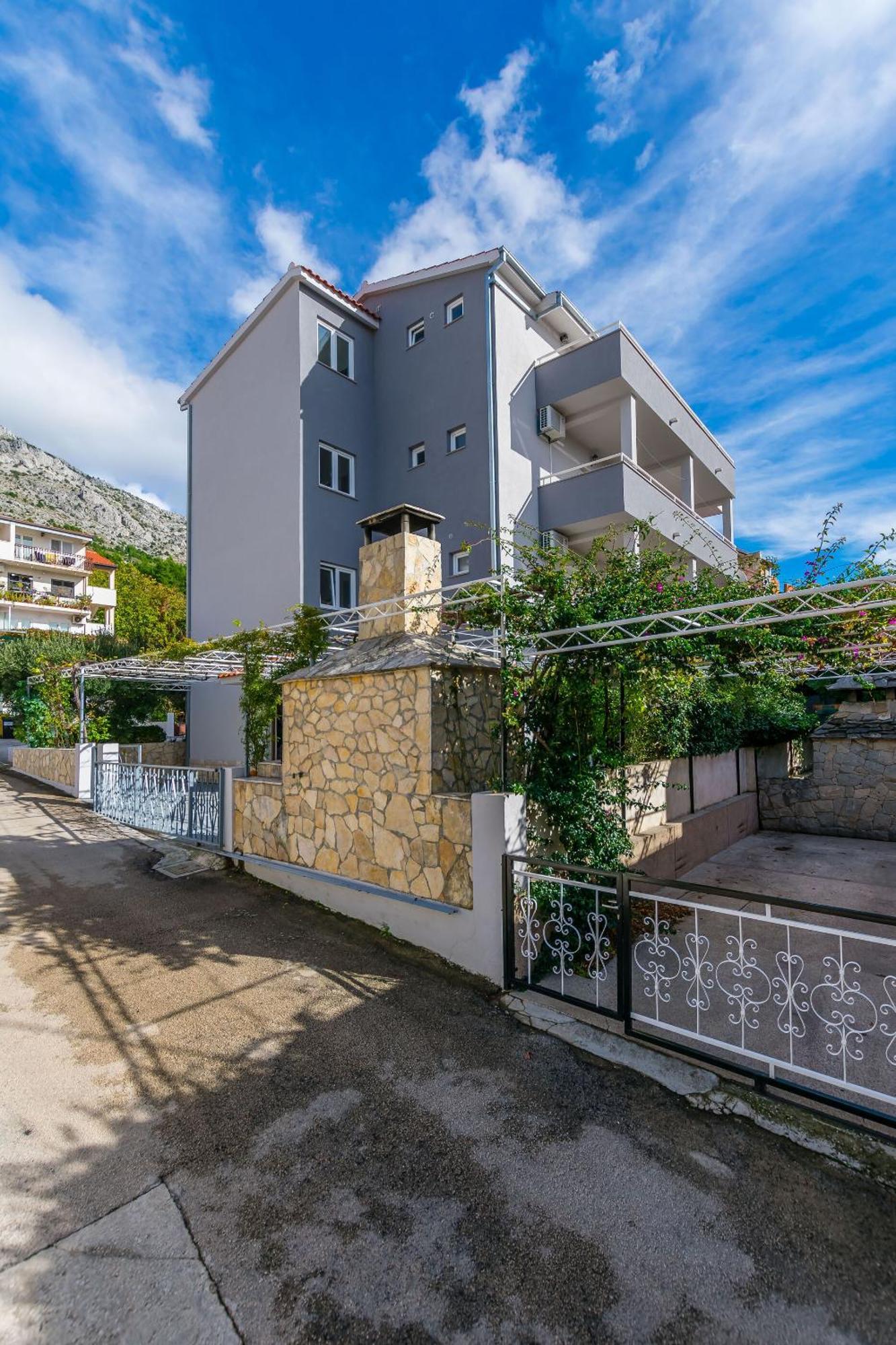 Apartments Kristina 奥米什 外观 照片